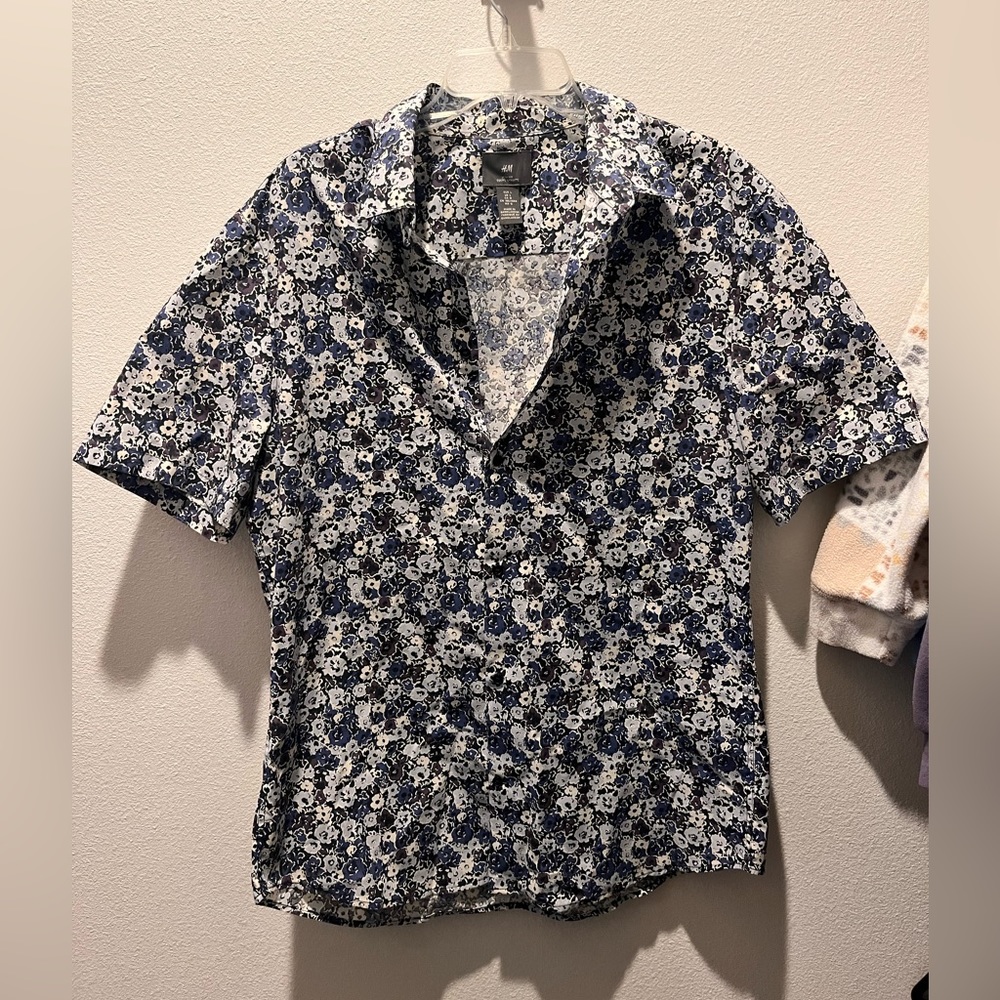 H&M slim fit button down shirt